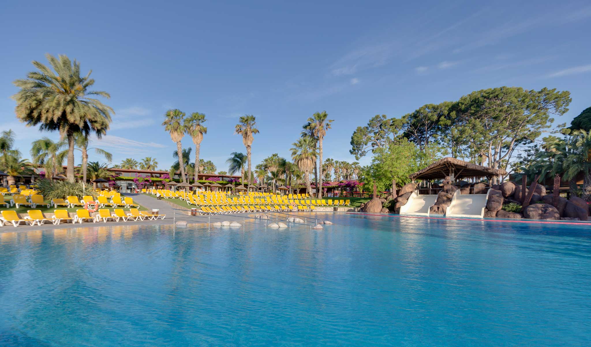 Resort con piscinas